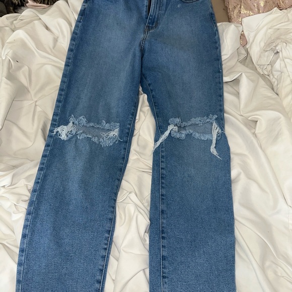 Knee Ripped Jeans - Picture 6 of 7